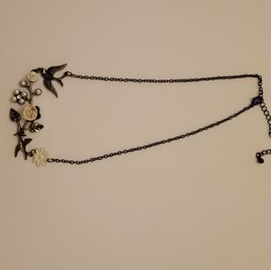 Women's necklace with flowers and pearls